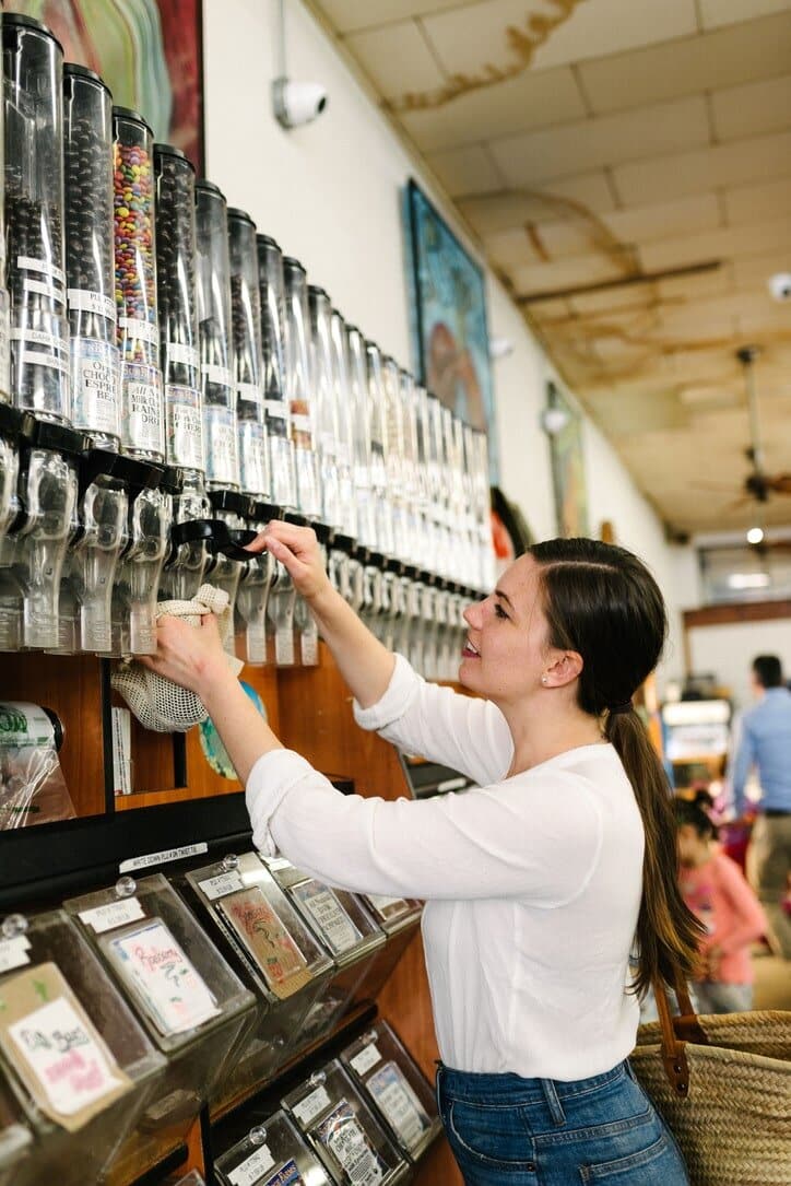Shopping at bulk bins | 8 Things I Wish I Knew BEFORE Going Zero Waste from www.goingzerowaste.mom #zerowaste #ecofriendly #gogreen #sustainable #zerowasteliving
