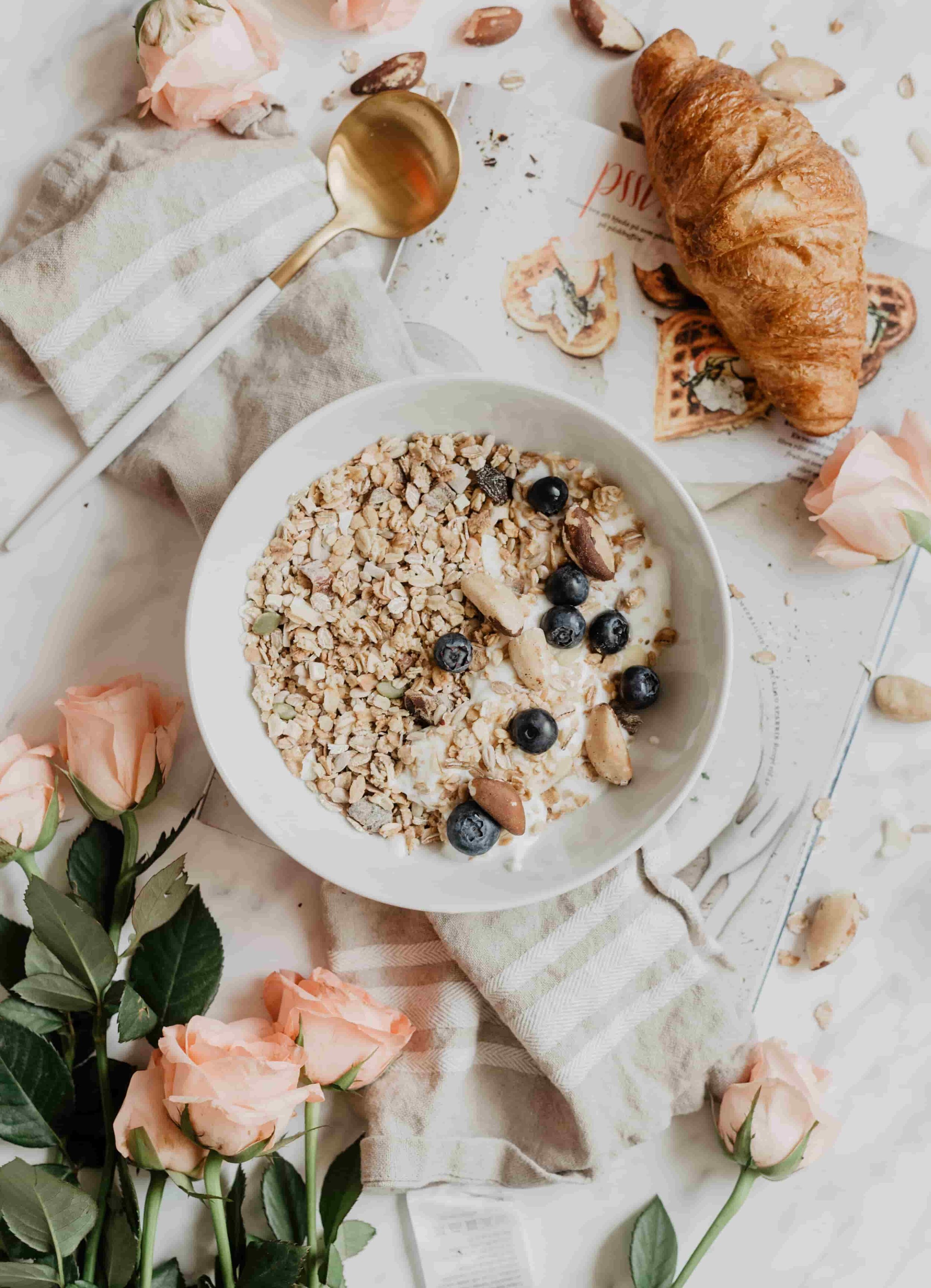 Make breakfast! 10 Tips for Staying Zero Waste at Work from www.goingzerowaste.mom #zerowaste #ecofriendly #gogreen #sustainable #work #workplace #office