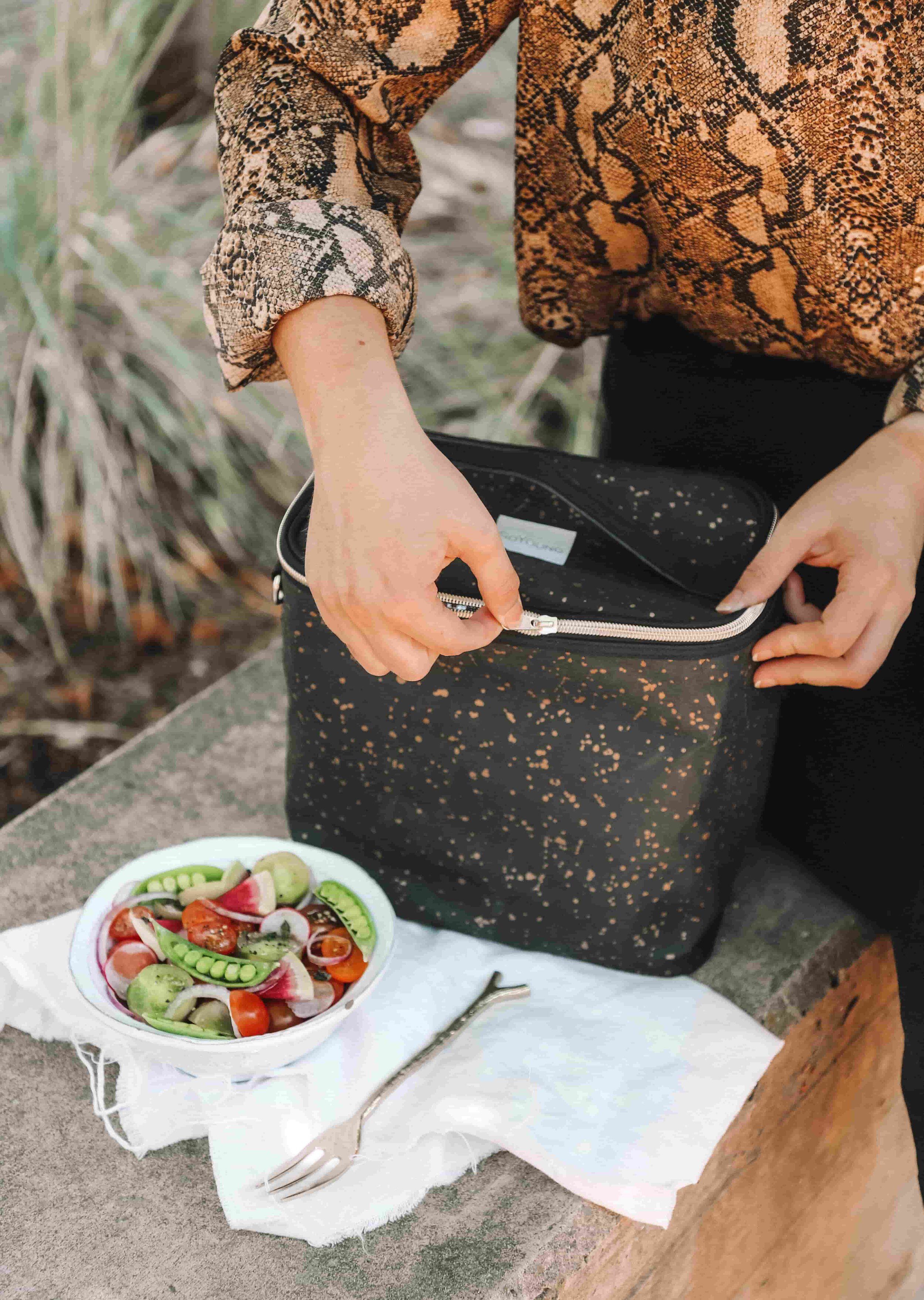 Pack you lunch! 10 Tips for Staying Zero Waste at Work from www.goingzerowaste.mom #zerowaste #ecofriendly #gogreen #sustainable #work #workplace #office