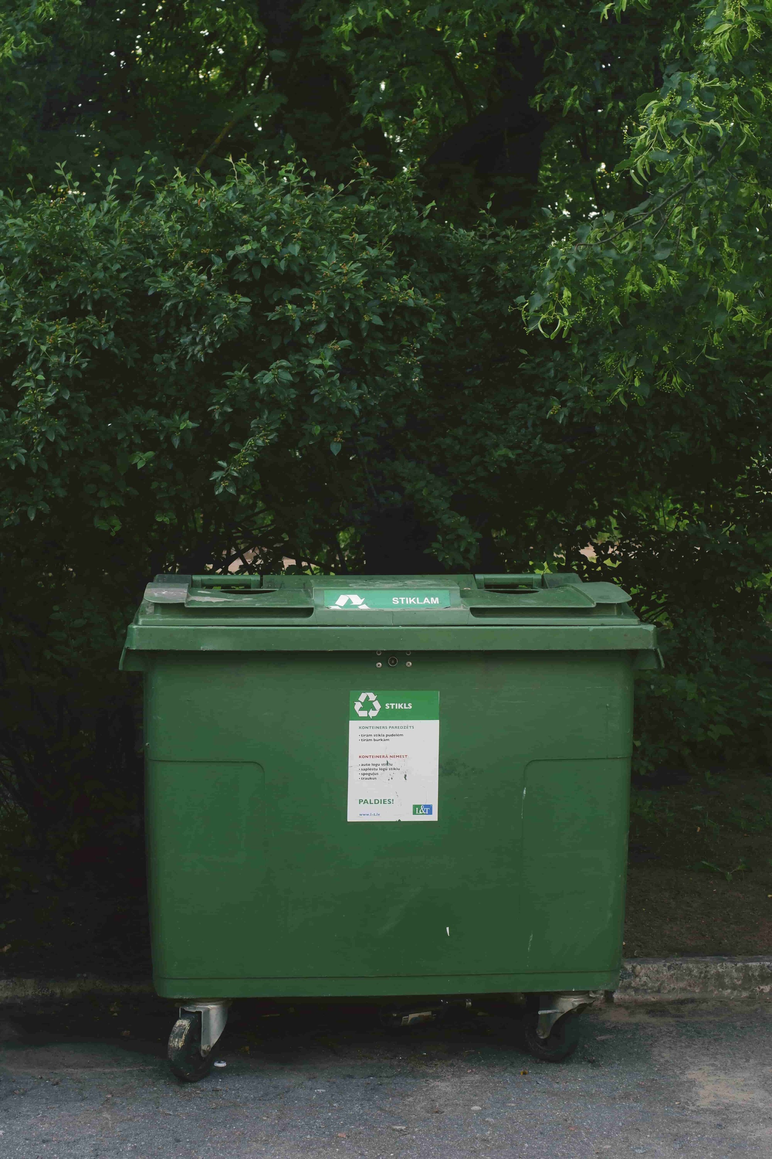 10 Tips for Staying Zero Waste at Work from www.goingzerowaste.mom #zerowaste #ecofriendly #gogreen #sustainable #work #workplace #office
