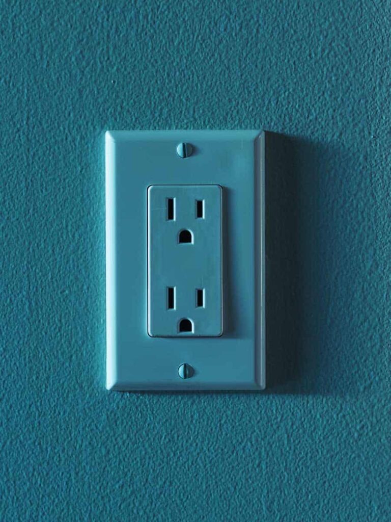 6 Ways to Save Money on Your Electric Bill in the Bathroom from www.goingzerowaste.mom #zerowaste #savemoney #electricbill #electricity #frugal #frugalliving #sustainableliving