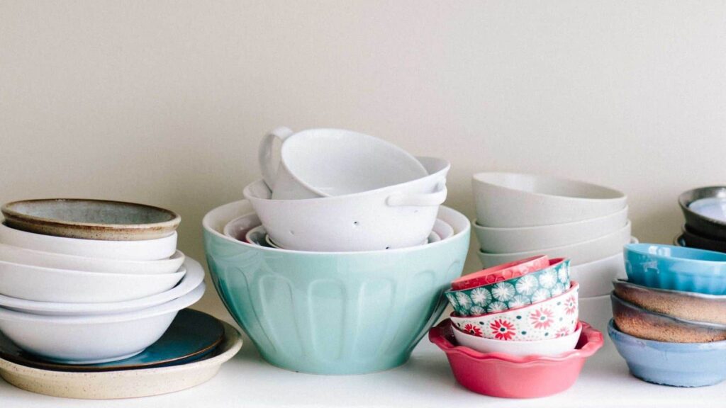 18 ways to save money on your electric bill in the kitchen from www.goingzerowaste.mom #coffeepot #electricbill #savemoney #frugal #eco #gogreen #sustainability #zerowaste #kitchen