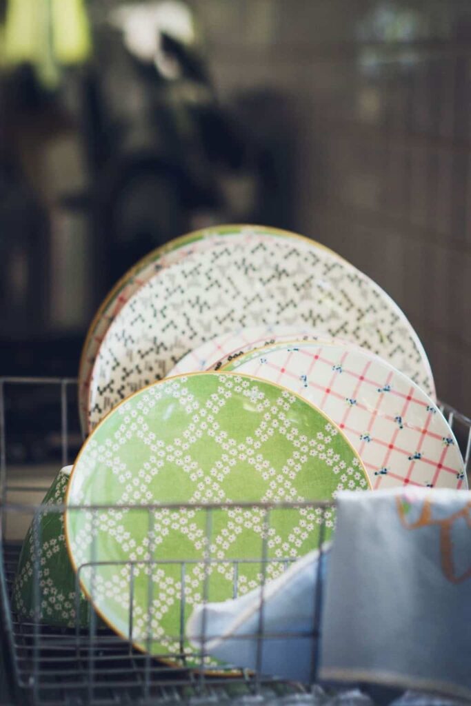 18 ways to save money on your electric bill in the kitchen from www.goingzerowaste.mom #coffeepot #electricbill #savemoney #frugal #eco #gogreen #sustainability #zerowaste #kitchen