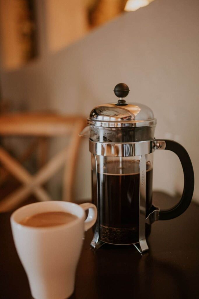 18 ways to save money on your electric bill in the kitchen from www.goingzerowaste.mom #coffeepot #electricbill #savemoney #frugal #eco #gogreen #sustainability #zerowaste #kitchen