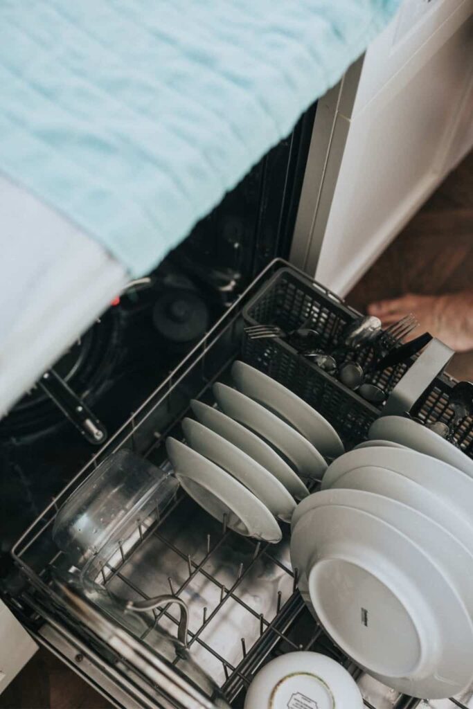 18 ways to save money on your electric bill in the kitchen from www.goingzerowaste.mom #coffeepot #electricbill #savemoney #frugal #eco #gogreen #sustainability #zerowaste #kitchen